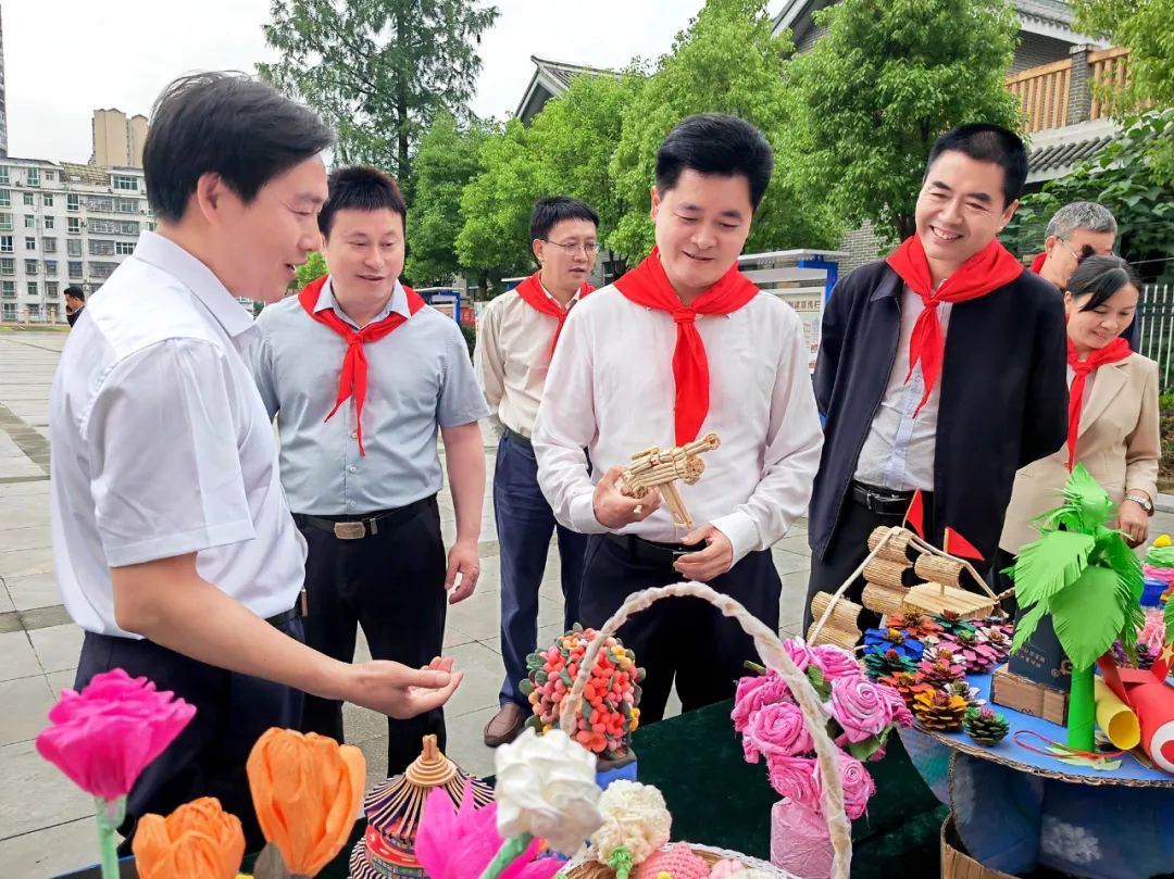 柯尊勇等县领导走访慰问少年儿童